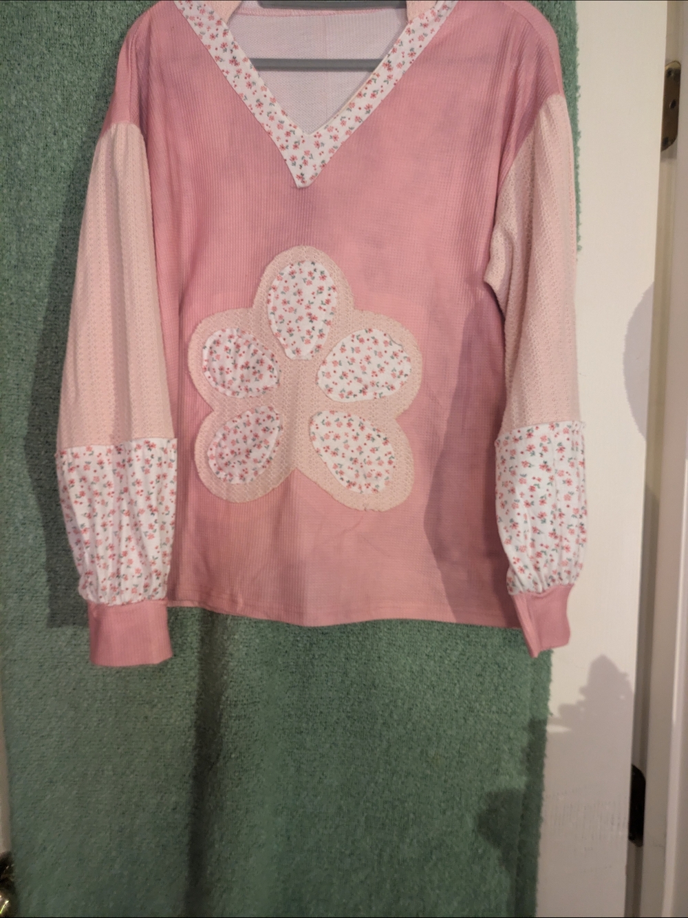 Women's Pink Floral Applique V-Neck Pullover Sweatshirt